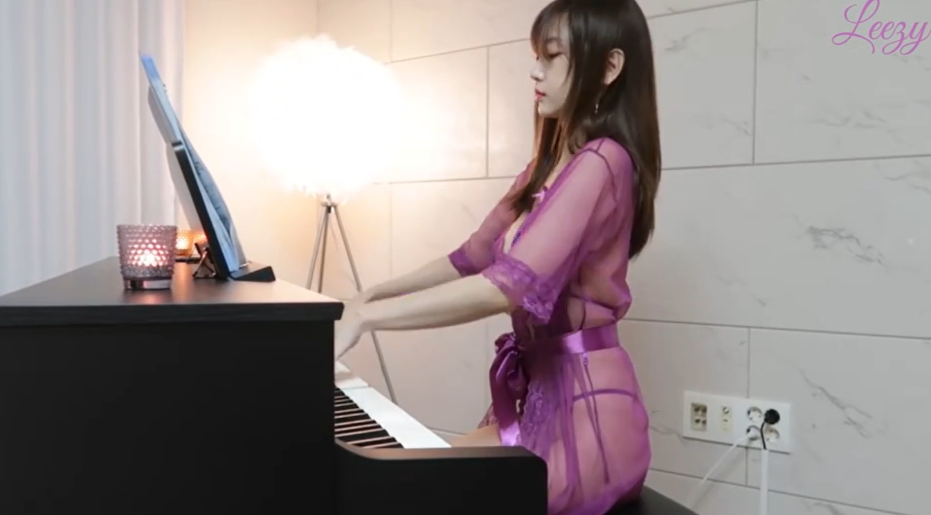 美女老师钢琴课-情趣装弹钢琴